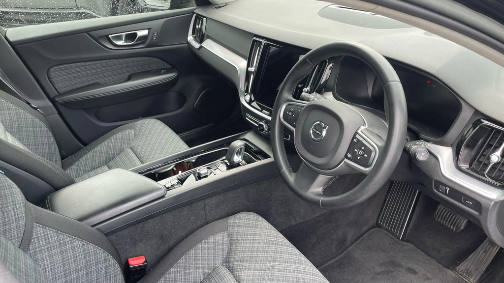 Volvo V60 2.0 B3p Momentum M31GBM Black #4