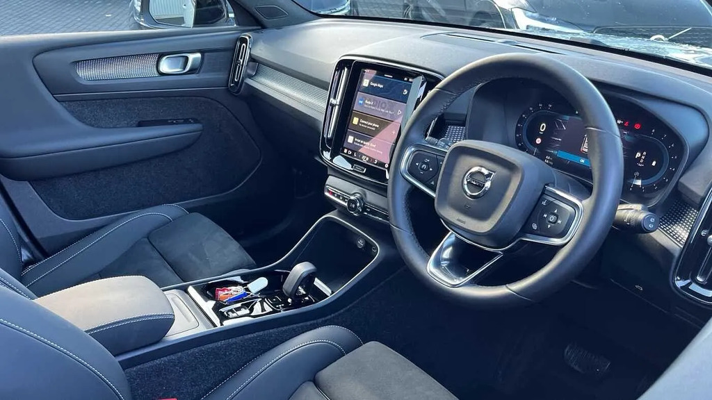 Volvo XC40 2.0 B3p Plus Dark YT26WXA #4