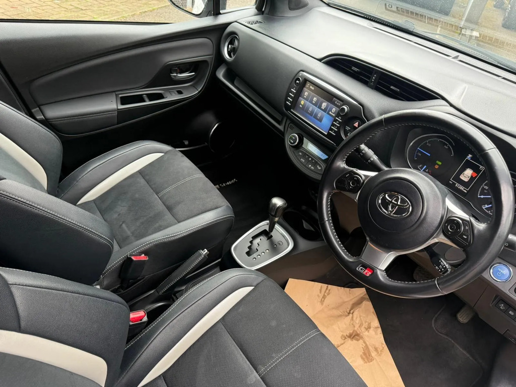 Toyota Yaris 1.5 Hybrid Icon Tech Cvt Red #9