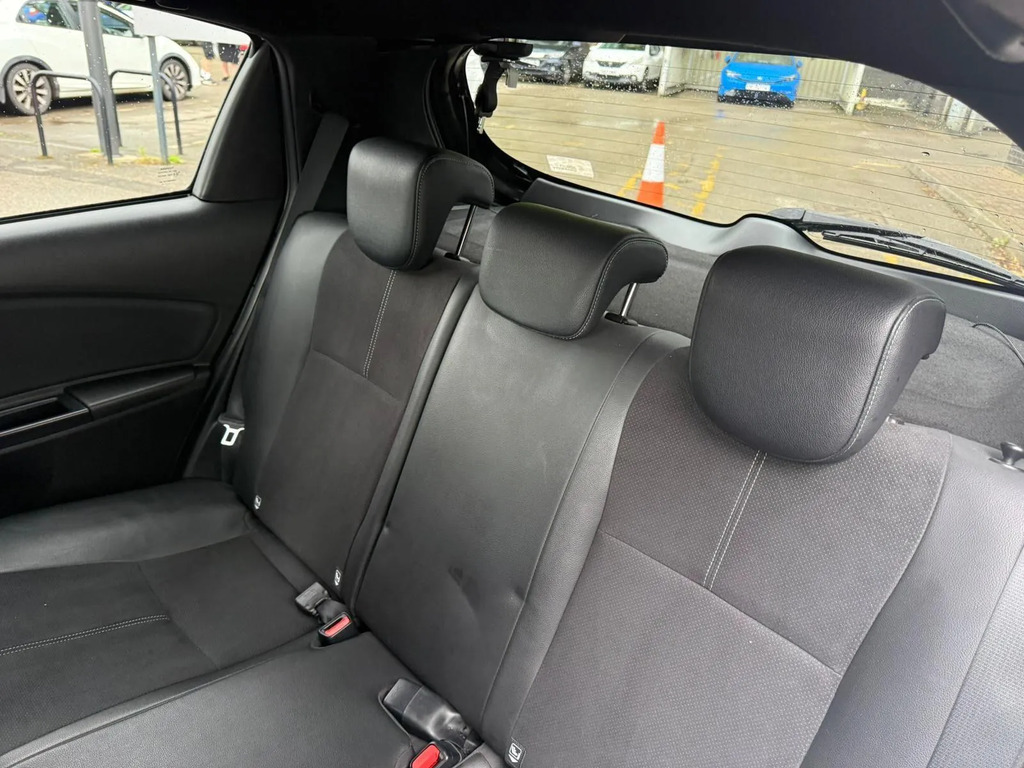 Toyota Yaris 1.5 Hybrid Icon Tech Cvt Red #12