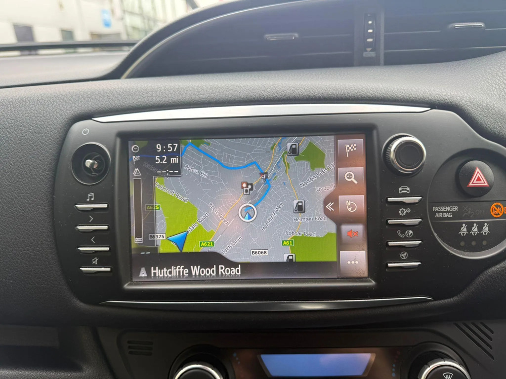 Toyota Yaris 1.5 Hybrid Icon Tech Cvt Red #22