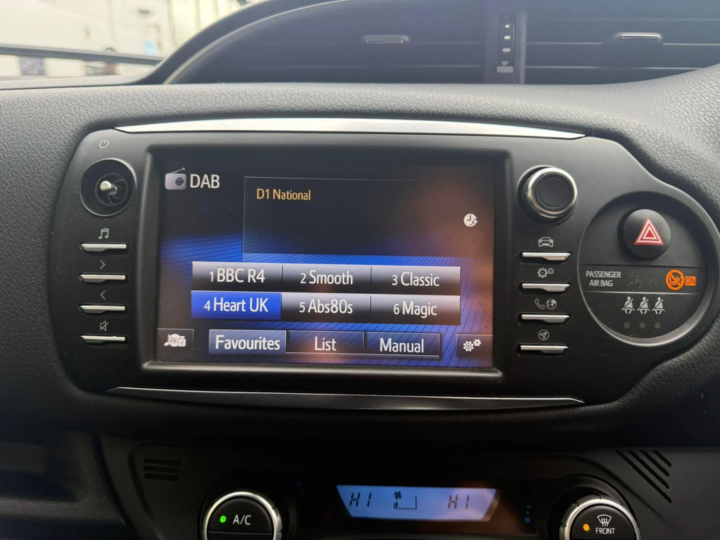 Toyota Yaris 1.5 Hybrid Icon Tech Cvt Red #19