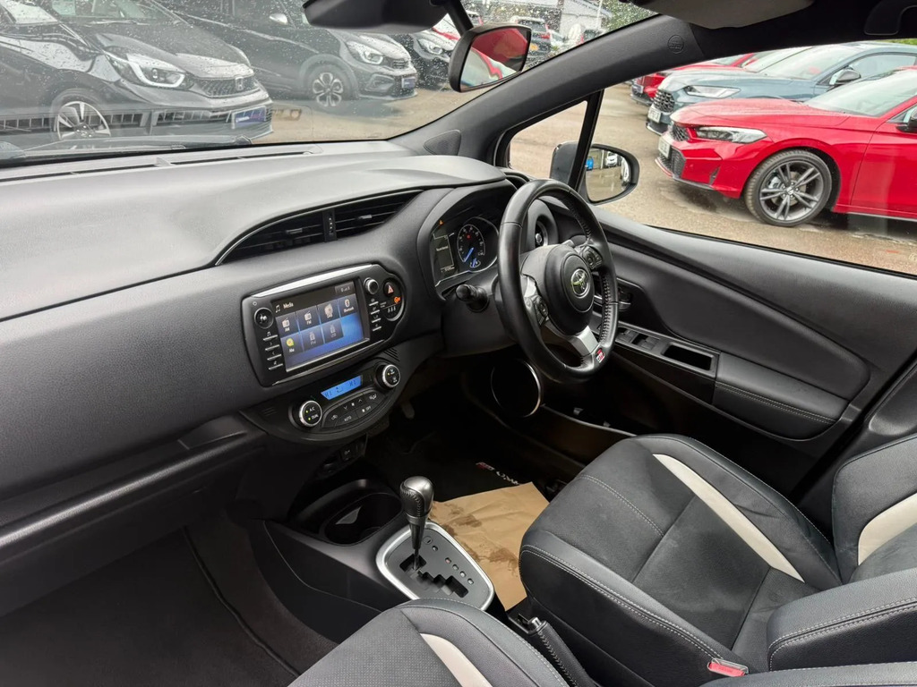 Toyota Yaris 1.5 Hybrid Icon Tech Cvt Red #24