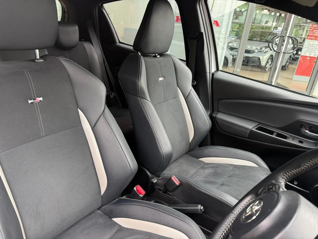 Toyota Yaris 1.5 Hybrid Icon Tech Cvt Red #10