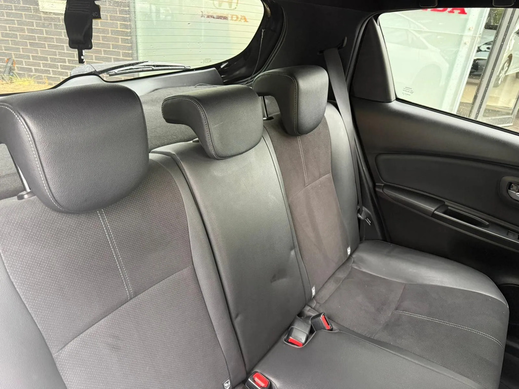 Toyota Yaris 1.5 Hybrid Icon Tech Cvt Red #11