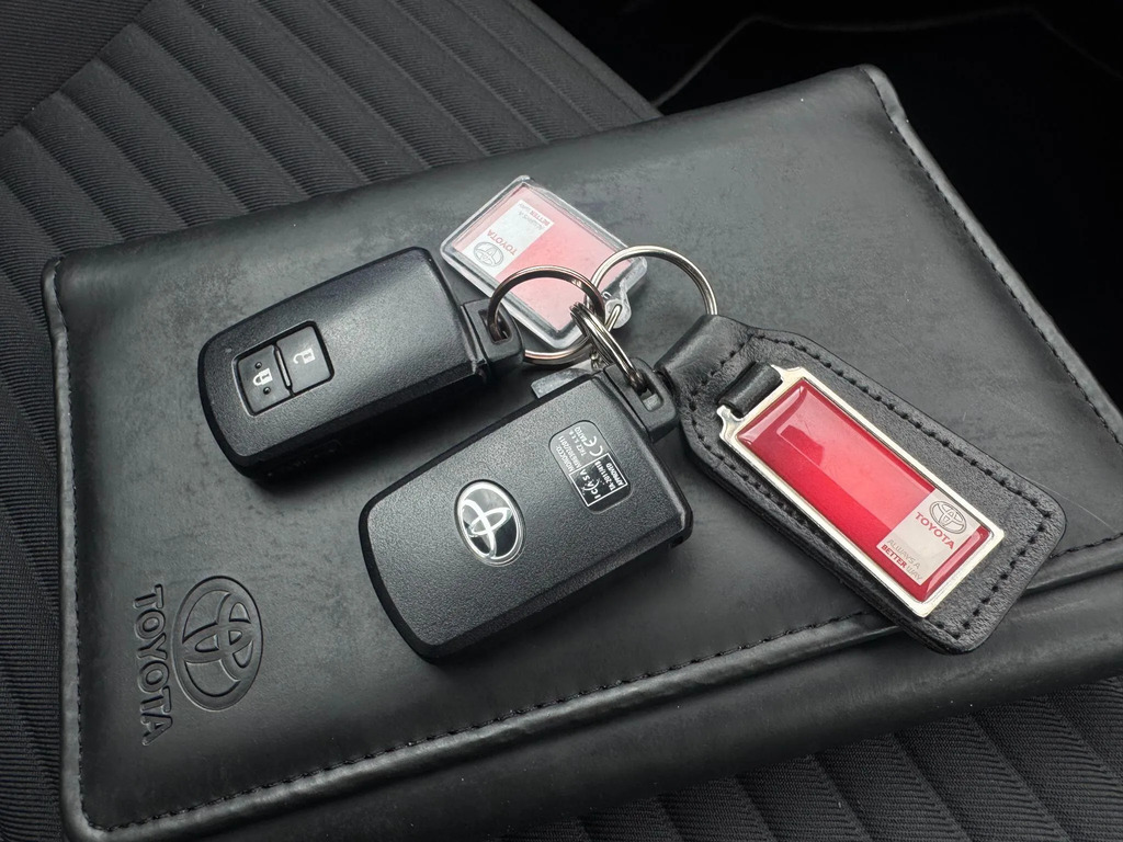 Toyota Yaris 1.5 Vvt-h Icon Hatchback Hybrid E-cvt E Red #17