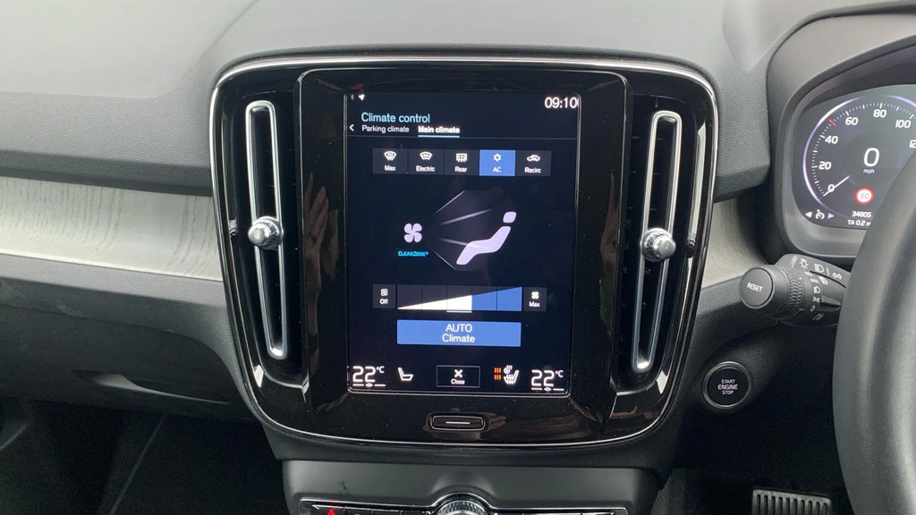 Volvo XC40 R Design Pro White #38