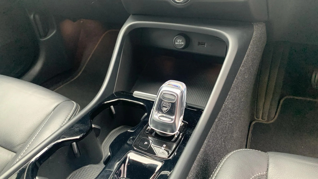 Volvo XC40 R Design Pro White #24