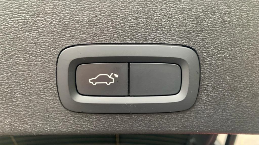 Volvo XC40 R Design Pro White #33