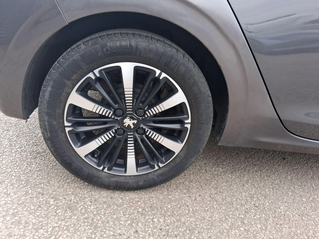 Peugeot 208 Tech Edition White #9