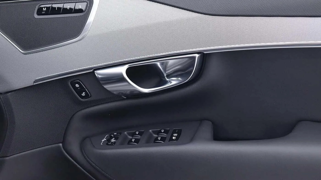 Volvo XC90 Plus Black #28