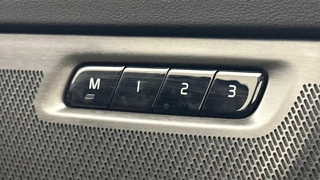 Volvo XC90 Plus Black #26