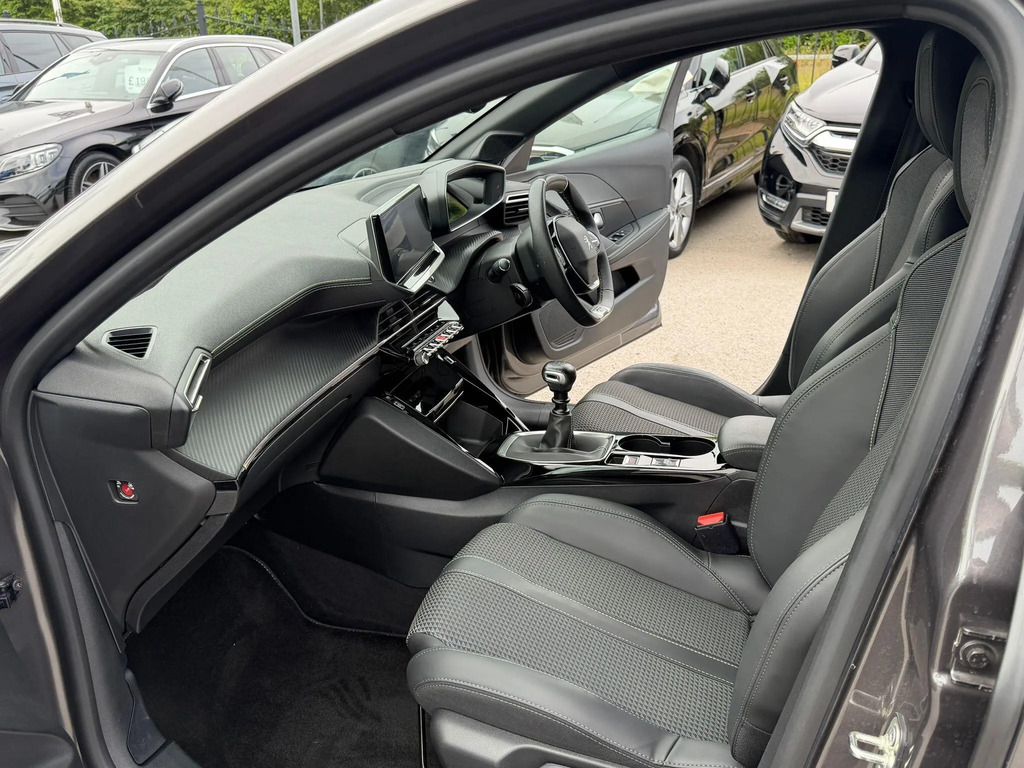 Peugeot 208 Puretech Active Premium Yellow #15