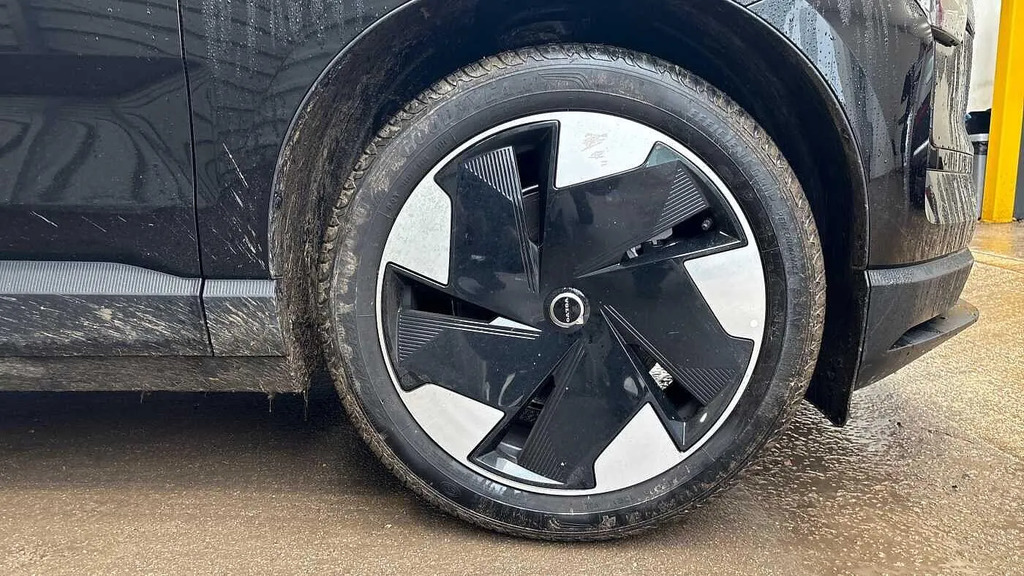 Volvo EX30 Plus Black #16