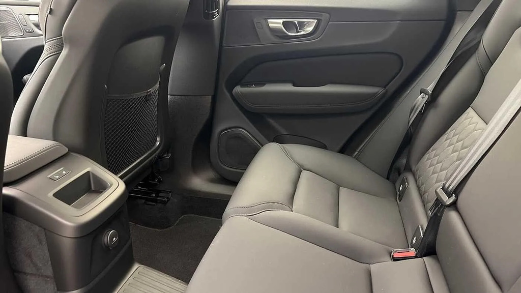 Volvo XC60 Plus Black Edition Black #12