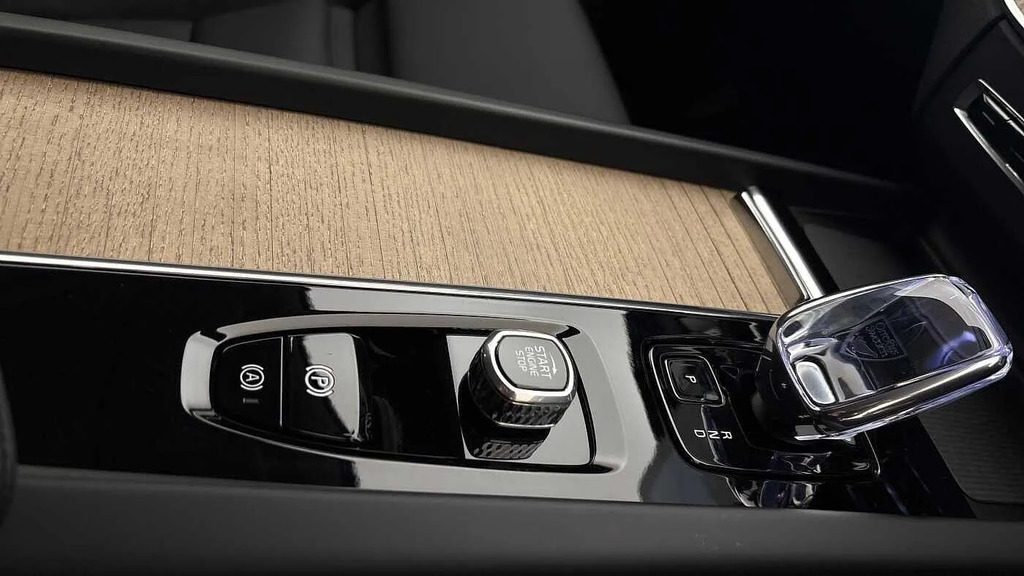 Volvo XC60 Plus Black Edition Black #31