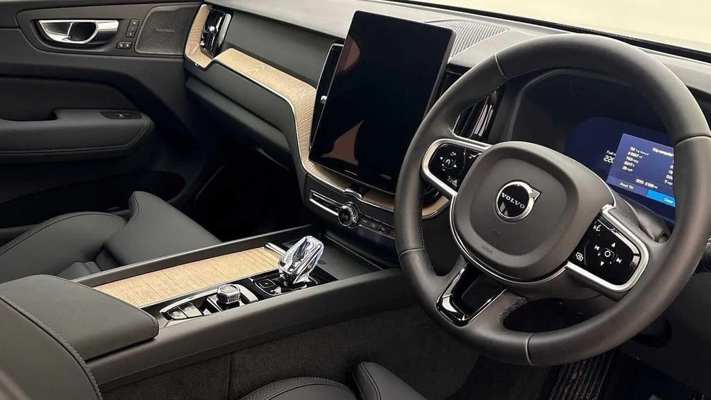 Volvo XC60 Plus Black Edition Black #9