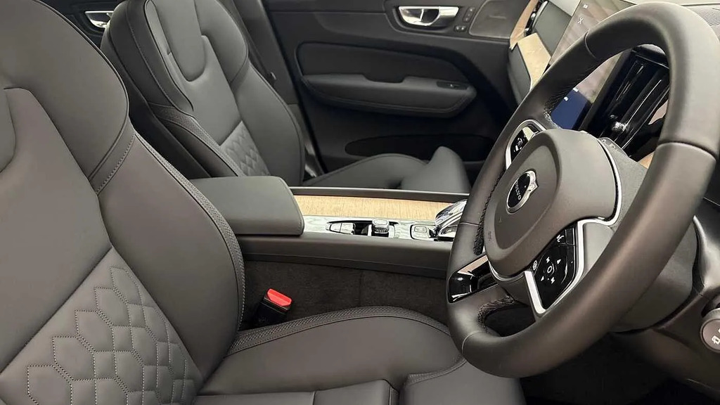 Volvo XC60 Plus Black Edition Black #28