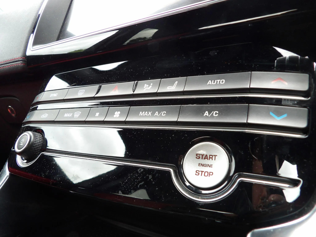 Jaguar XE R-dynamic S Black #23