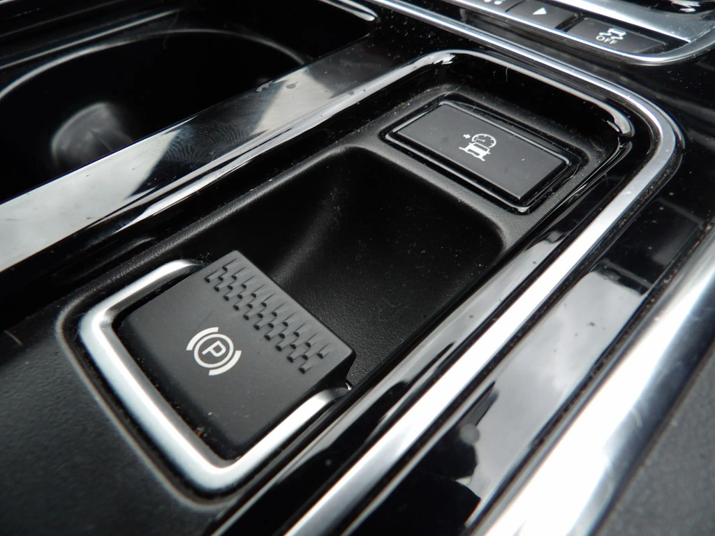Jaguar XE R-dynamic S Black #26
