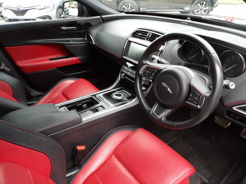 Jaguar XE R-dynamic S Black #10