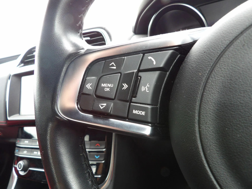 Jaguar XE R-dynamic S Black #21