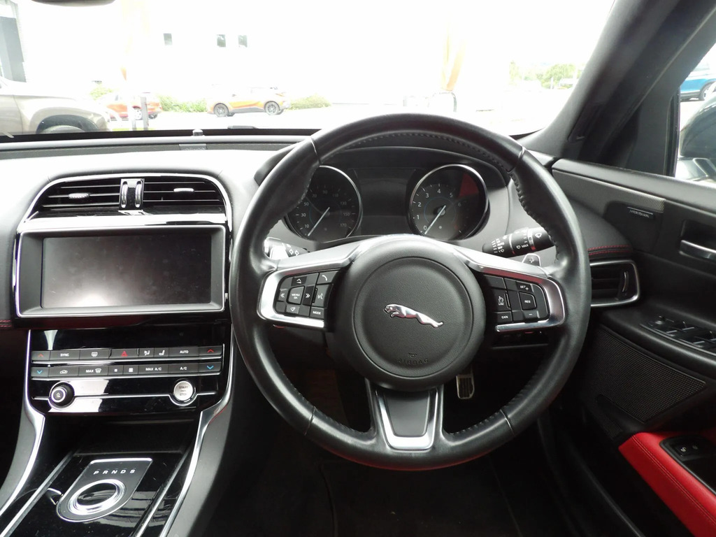 Jaguar XE R-dynamic S Black #15
