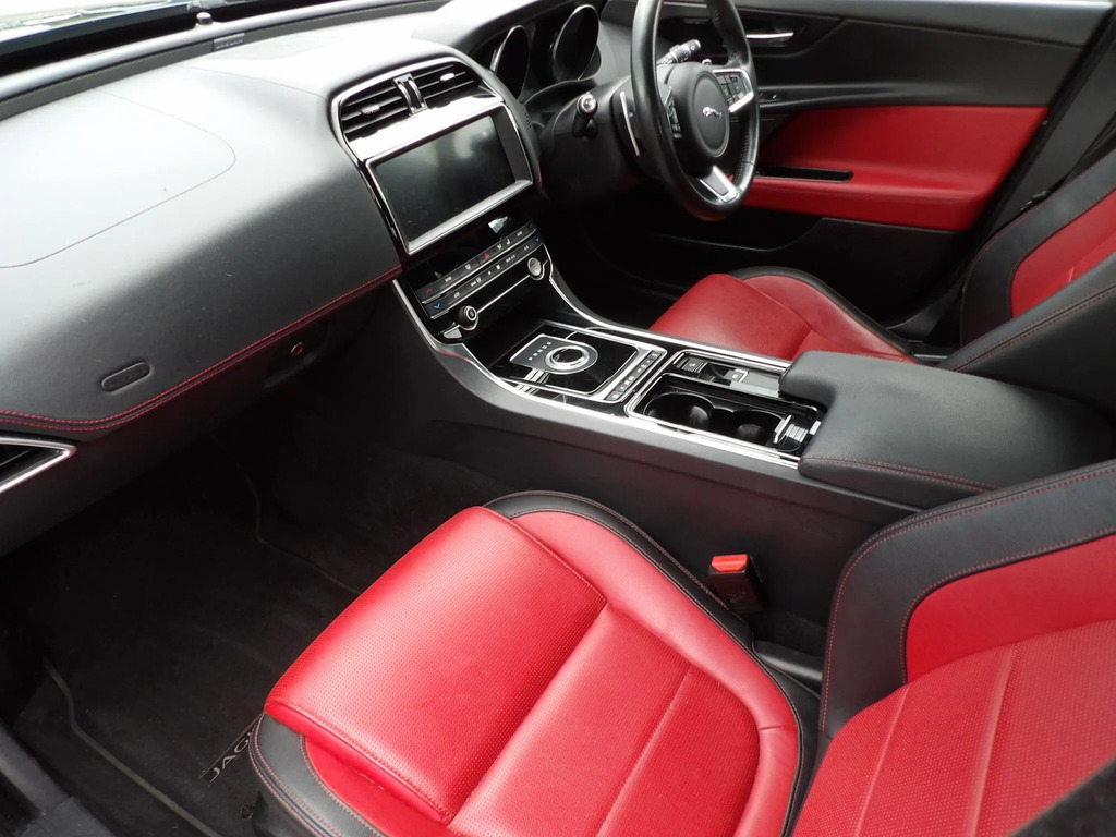 Jaguar XE R-dynamic S Black #14