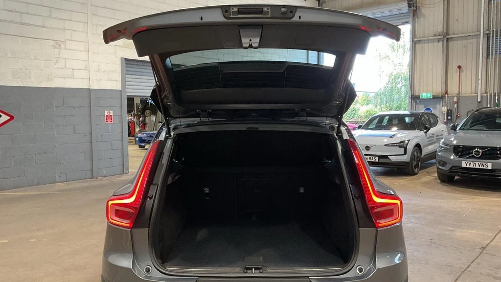 Volvo XC40 R Design Black #13