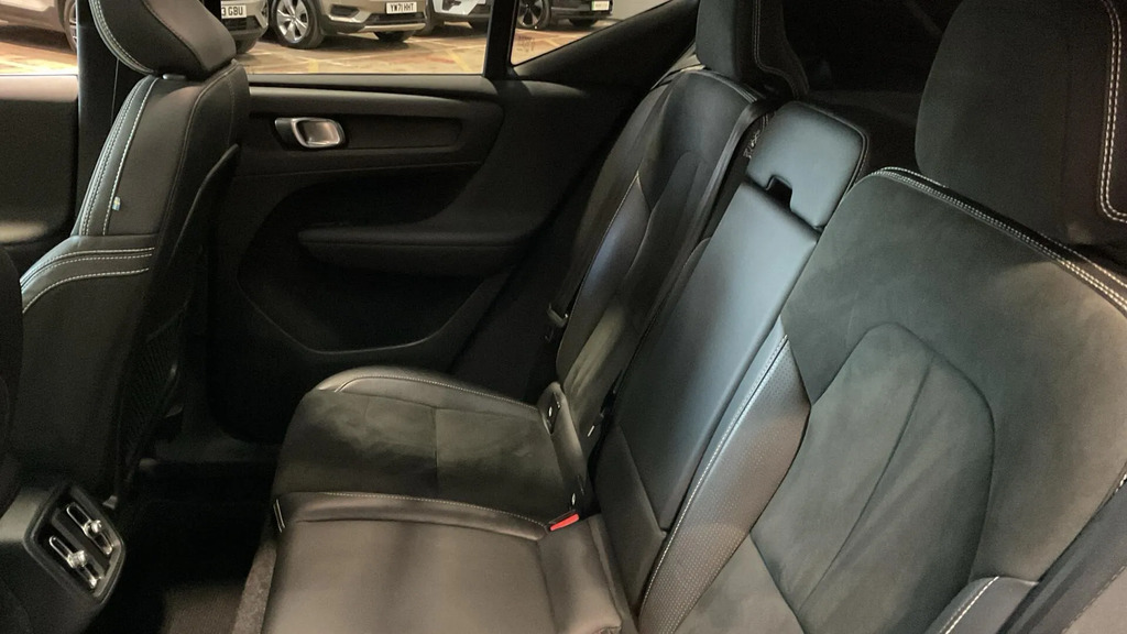 Volvo XC40 R Design Black #31