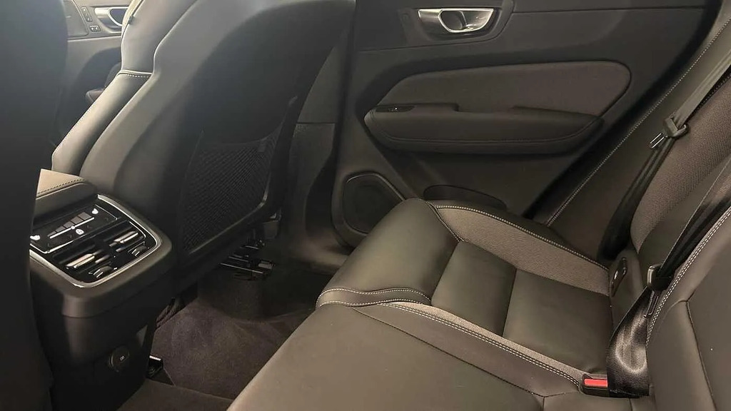 Volvo XC60 Plus Black Edition Black #7