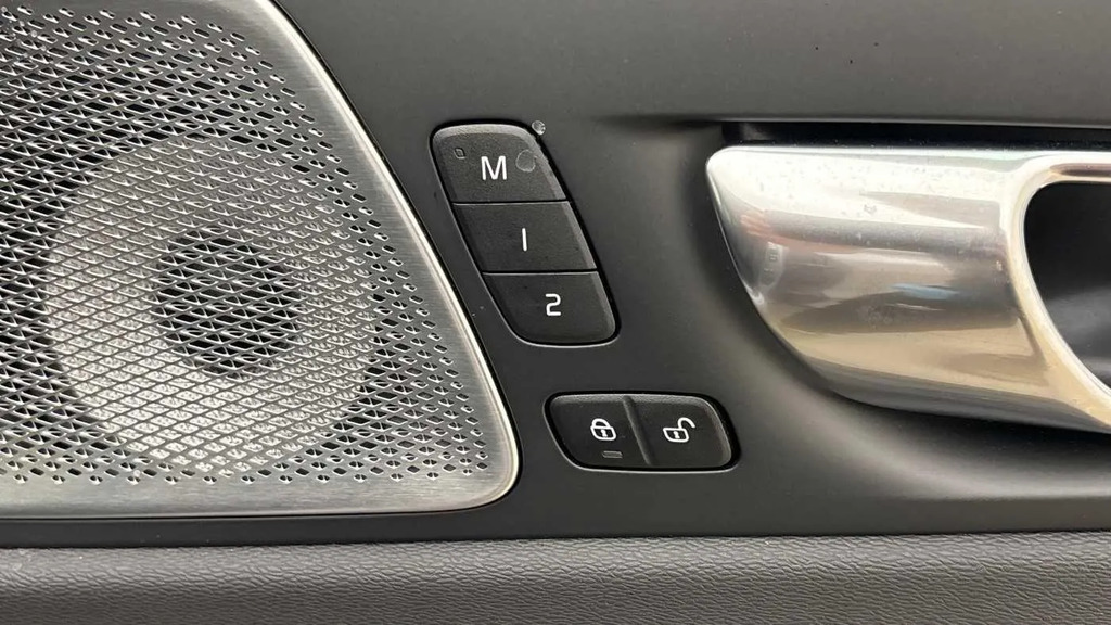 Volvo XC60 Ultra Black #16