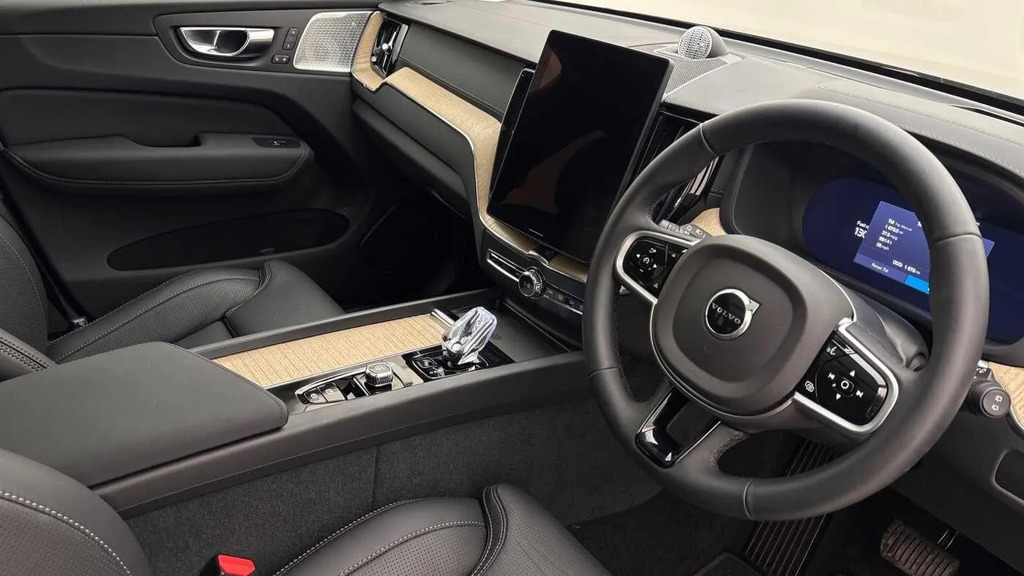 Volvo XC60 Ultra Black #10