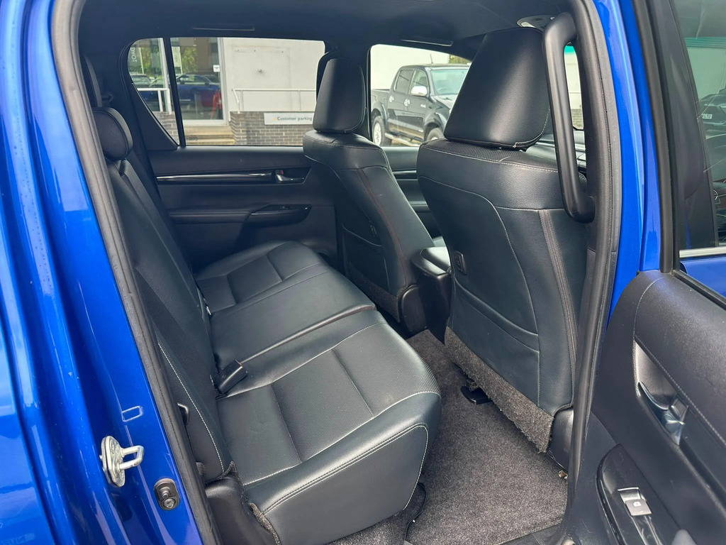 Toyota HILUX D-4d Active White #13