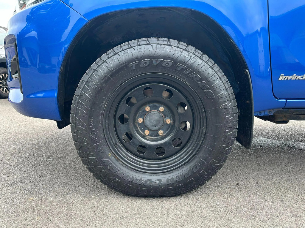 Toyota HILUX D-4d Active White #18
