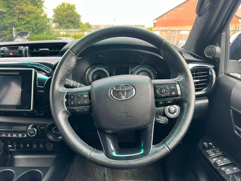 Toyota HILUX D-4d Active White #8