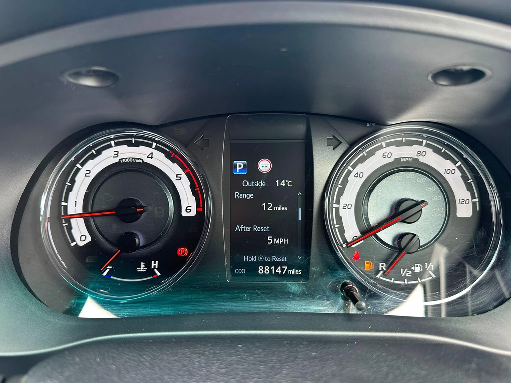 Toyota HILUX D-4d Active White #9