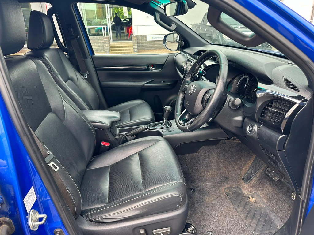 Toyota HILUX D-4d Active White #11