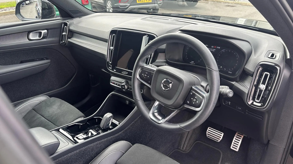 Volvo XC40 R-design T3 163 Hp PK22JNL #4
