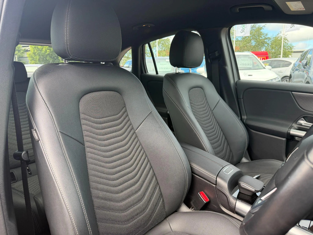Mercedes-Benz GLA Class 200 Amg Line Executive Blue #18