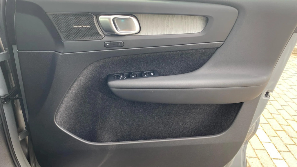 Volvo XC40 2.0 B3p Plus Dark 2024 Grey #24