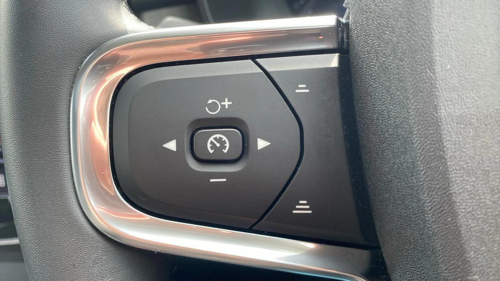 Volvo XC40 2.0 B3p Plus Dark 2024 Grey #15