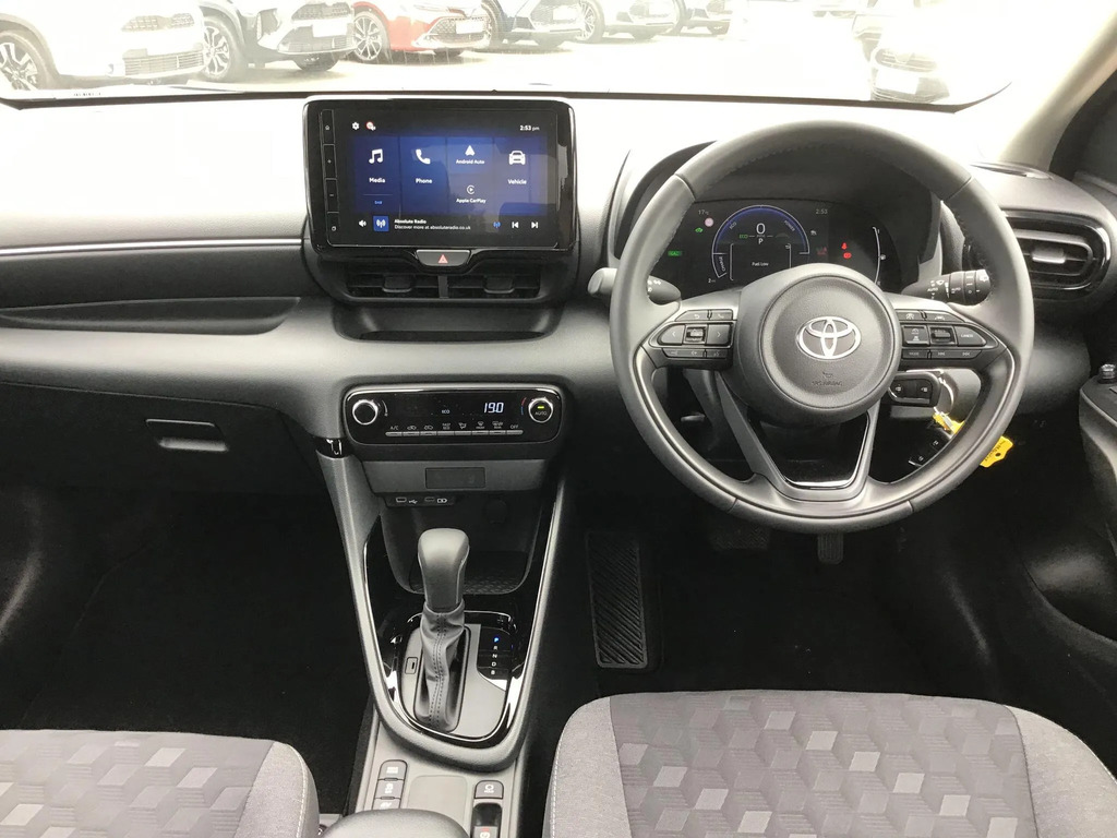 Toyota Yaris 1.5 Hybrid Design Cvt #6