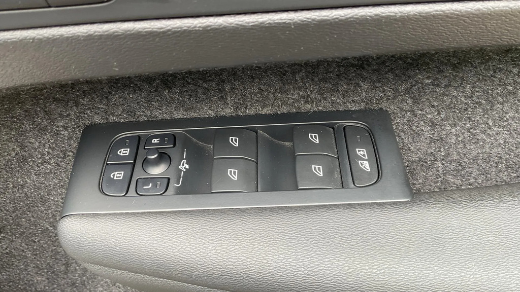 Volvo XC40 2.0 B3p Ultra Dark Grey #22