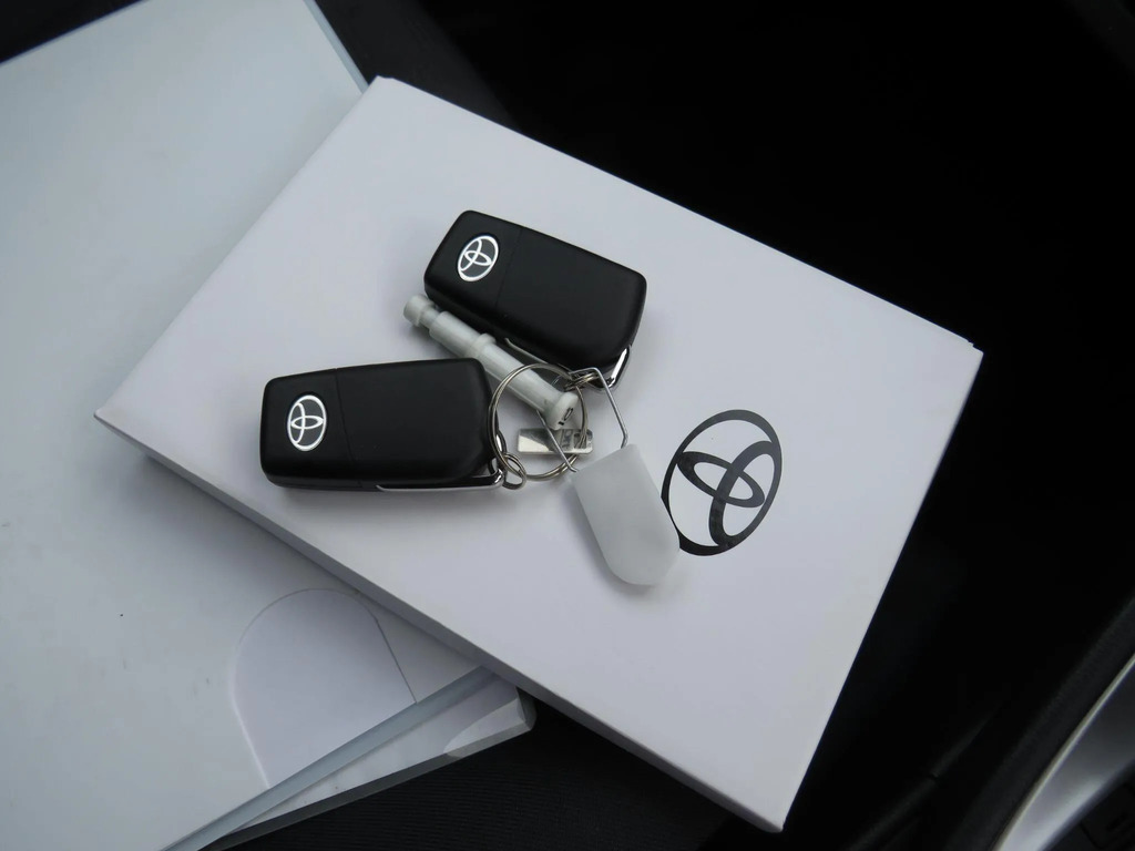 Toyota Yaris Icon White #21
