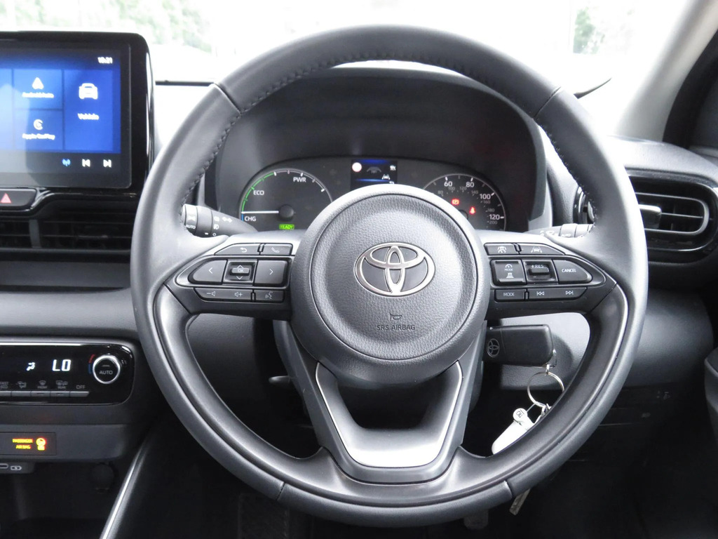 Toyota Yaris Icon White #13