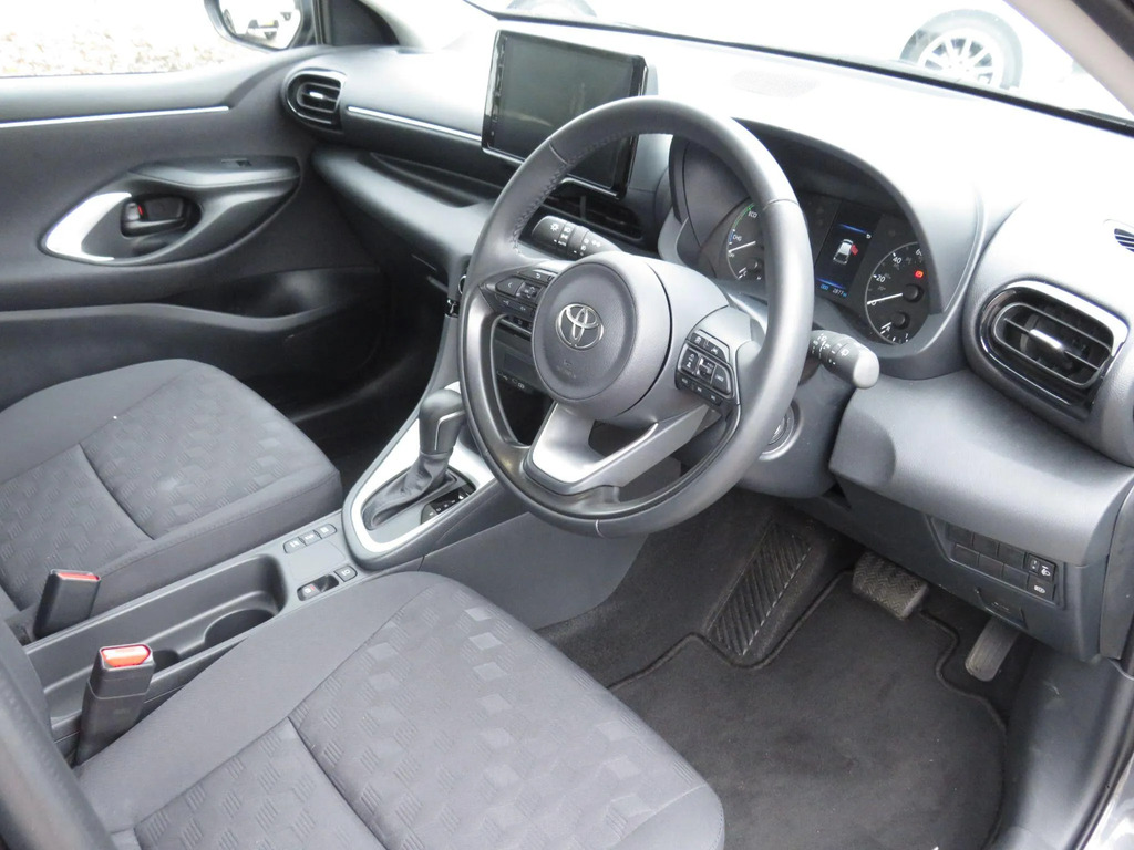 Toyota Yaris Icon White #11