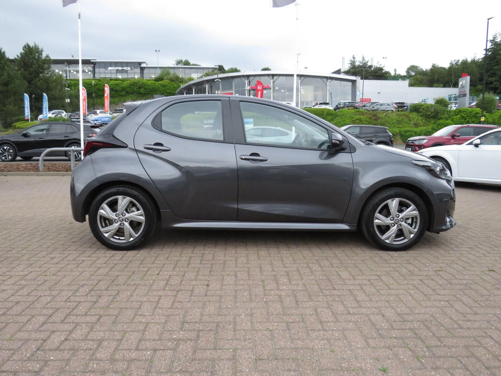 Toyota Yaris 1.5 Hybrid Icon Cvt  #2
