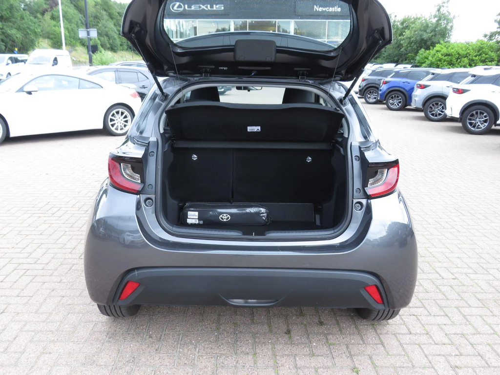 Toyota Yaris Icon White #10