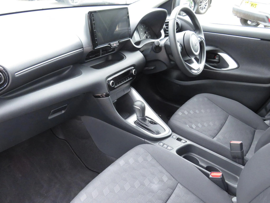 Toyota Yaris Icon White #12
